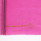 Close up of a fuchsia pink recycled cotton cleaning cloth reading "Solo limpio con cumbias"